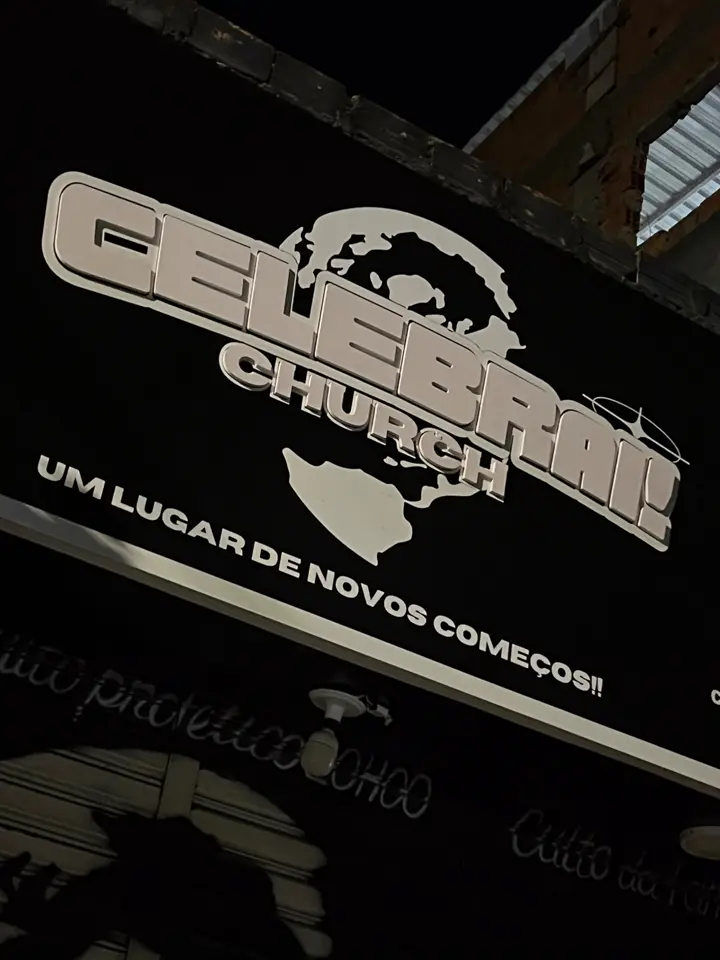 Letras caixa em relevo da Celebrai Church