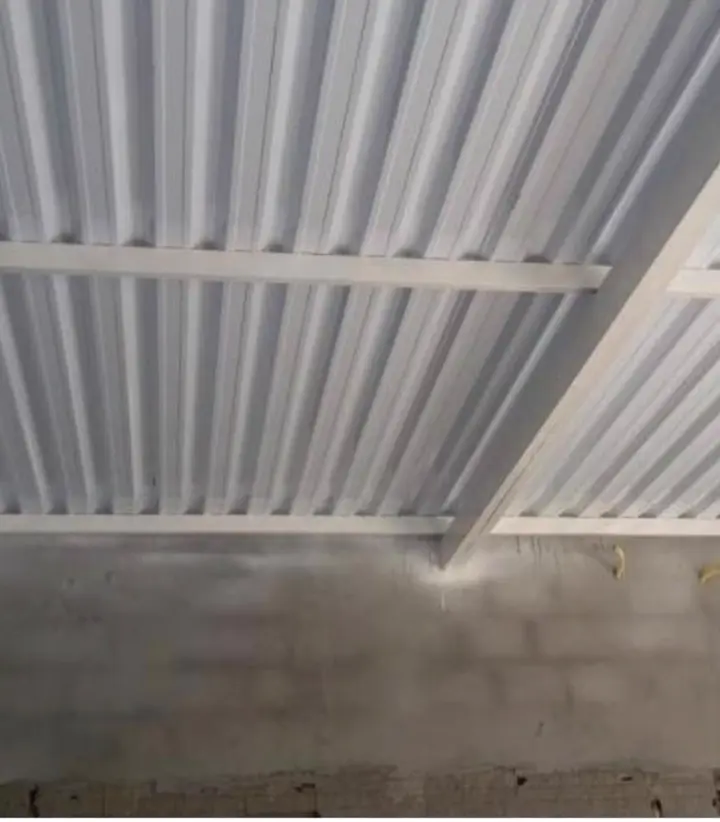Telhado metálico branco com estrutura de vigas