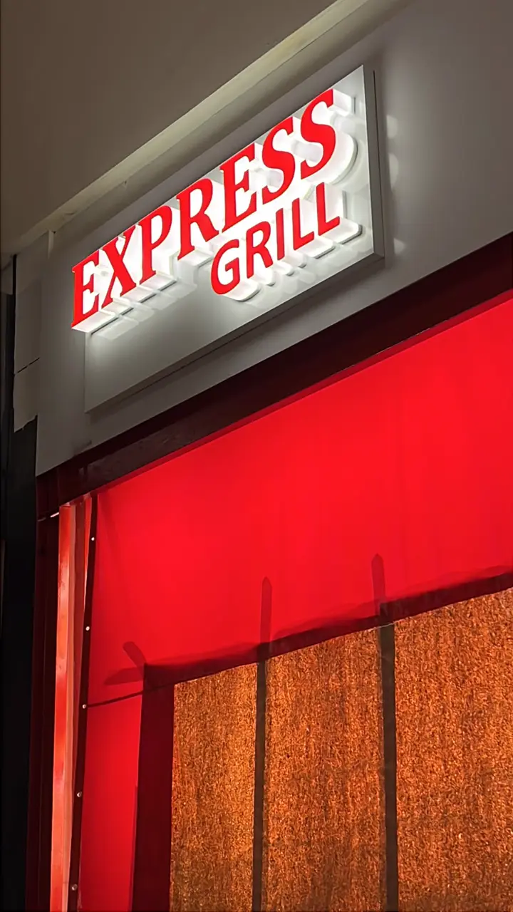 Letreiro Express Grill em ângulo lateral