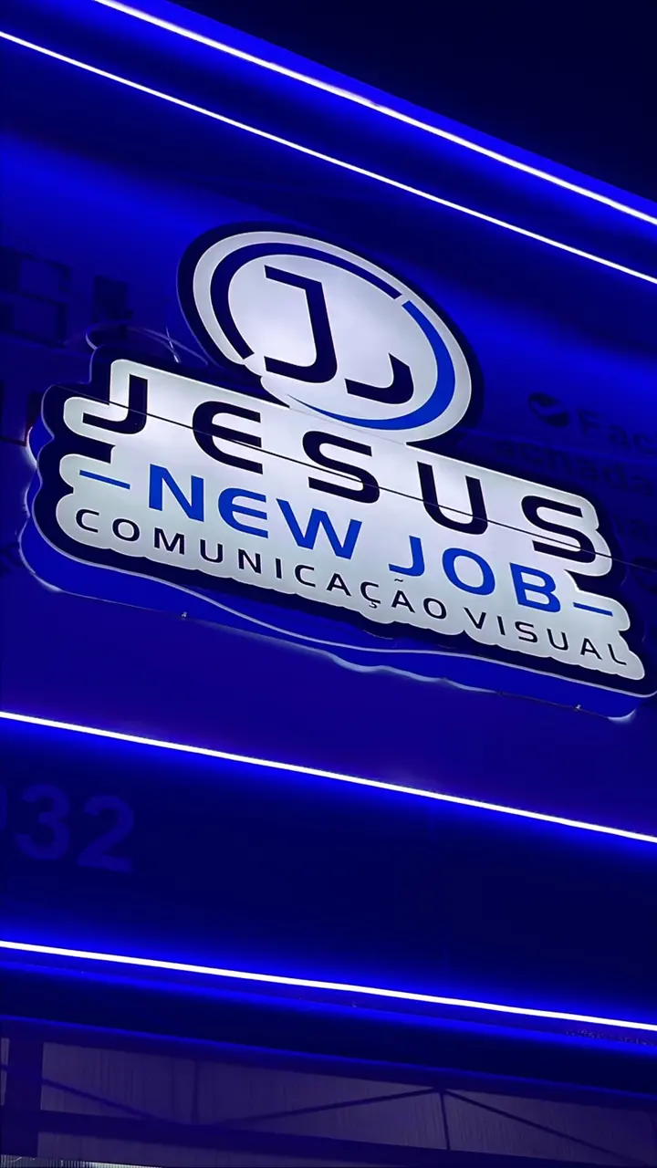 Letreiro iluminado em azul na fachada da Jesus New Job