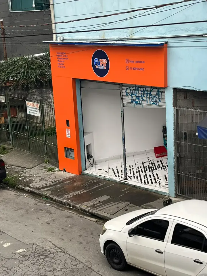 Fachada comercial laranja com identidade visual