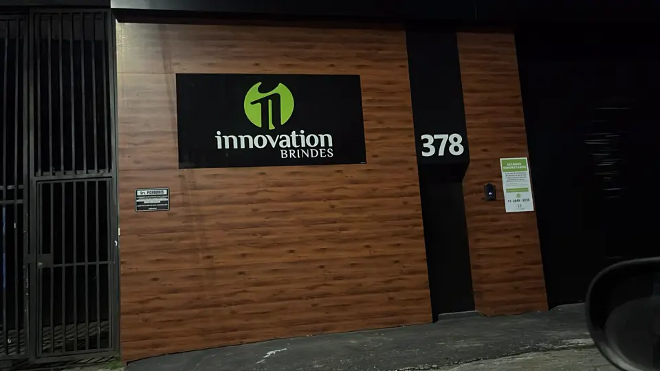 Fachada da Innovation Brindes com revestimento amadeirado e placa