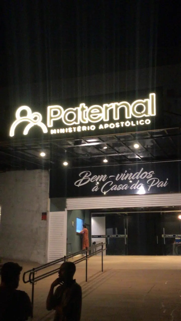Letreiro luminoso do Paternal Ministério Apostólico à noite