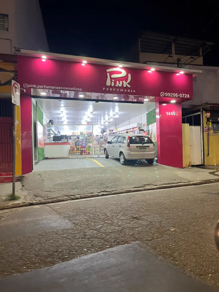 Fachada da Pink Perfumaria iluminada à noite