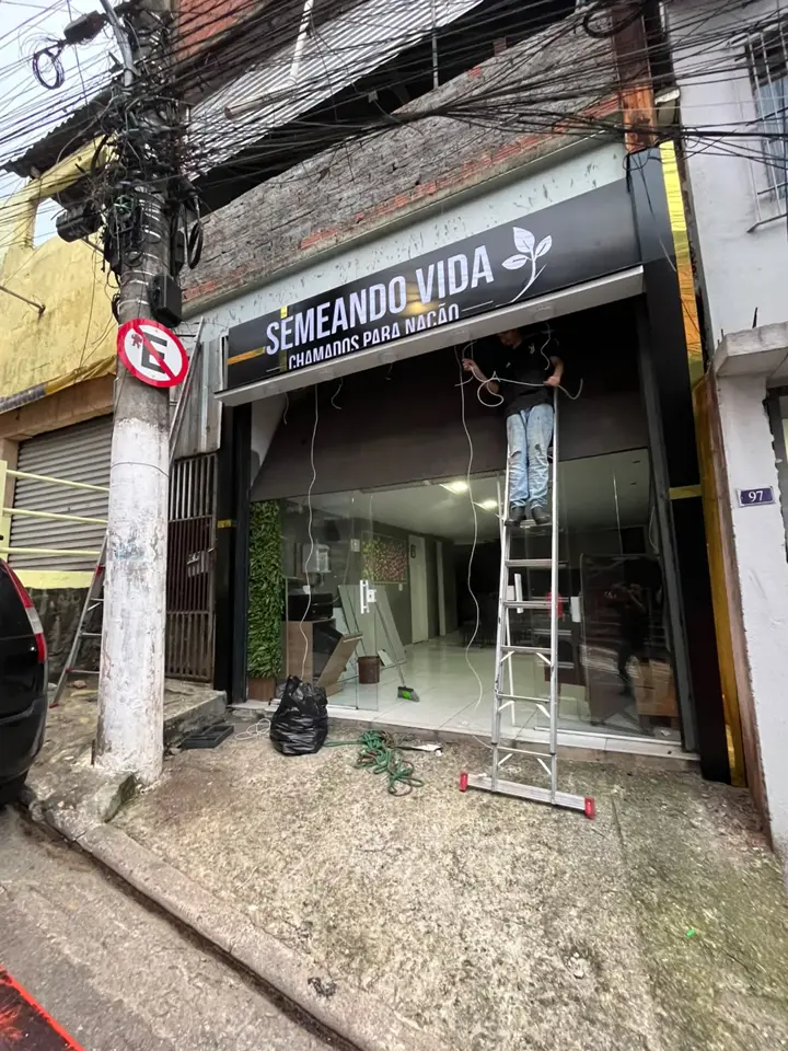 Fachada da Semeando Vida com letreiro